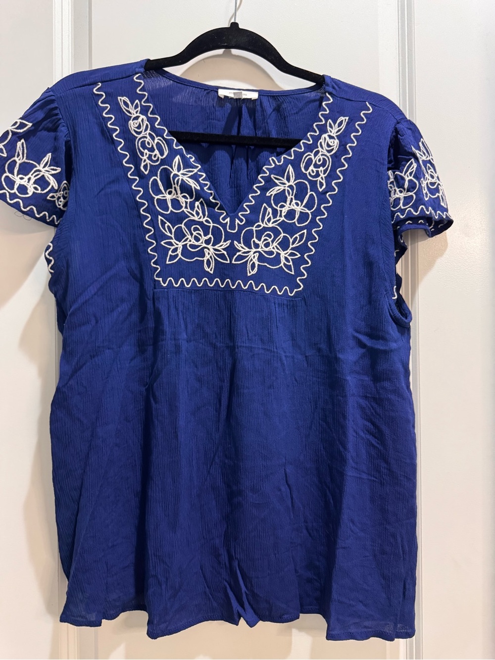 Maurices Blue Embroidered Top Large Cap Sleeve Split Vneck Armpit To Armpit 22”